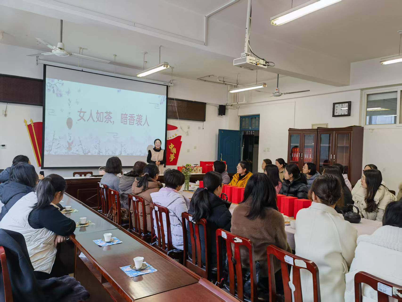 bv伟德国际1946分工会开展三八节茶艺体验活动